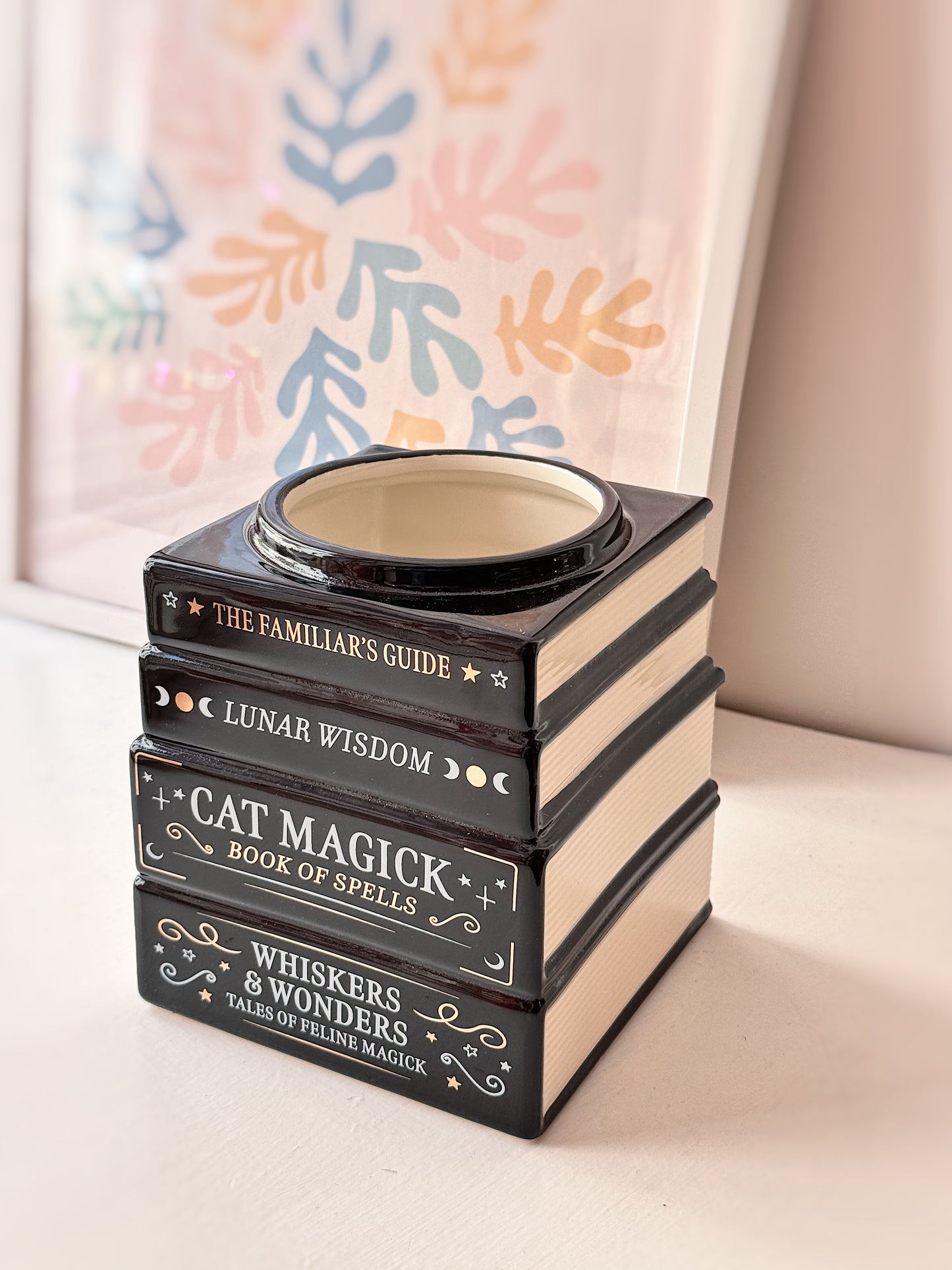 Vaso libri impilati magici del gatto nero