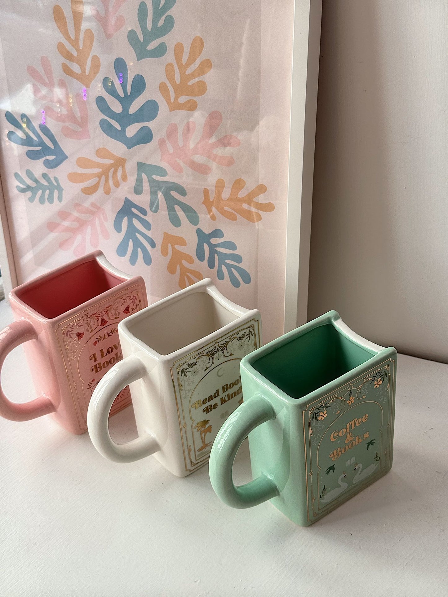 Tazza bianca a forma di libro “Read books. Be kind”
