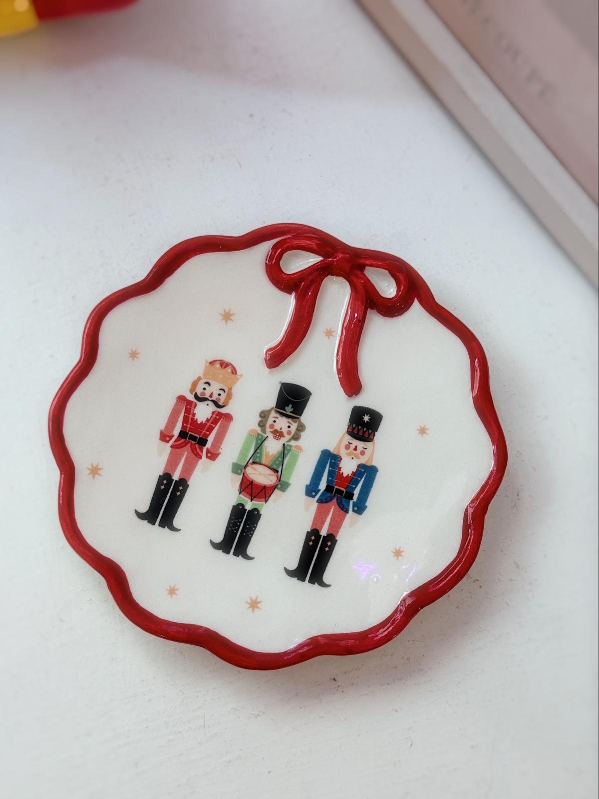 Piattino con schiaccianoci e fiocchi