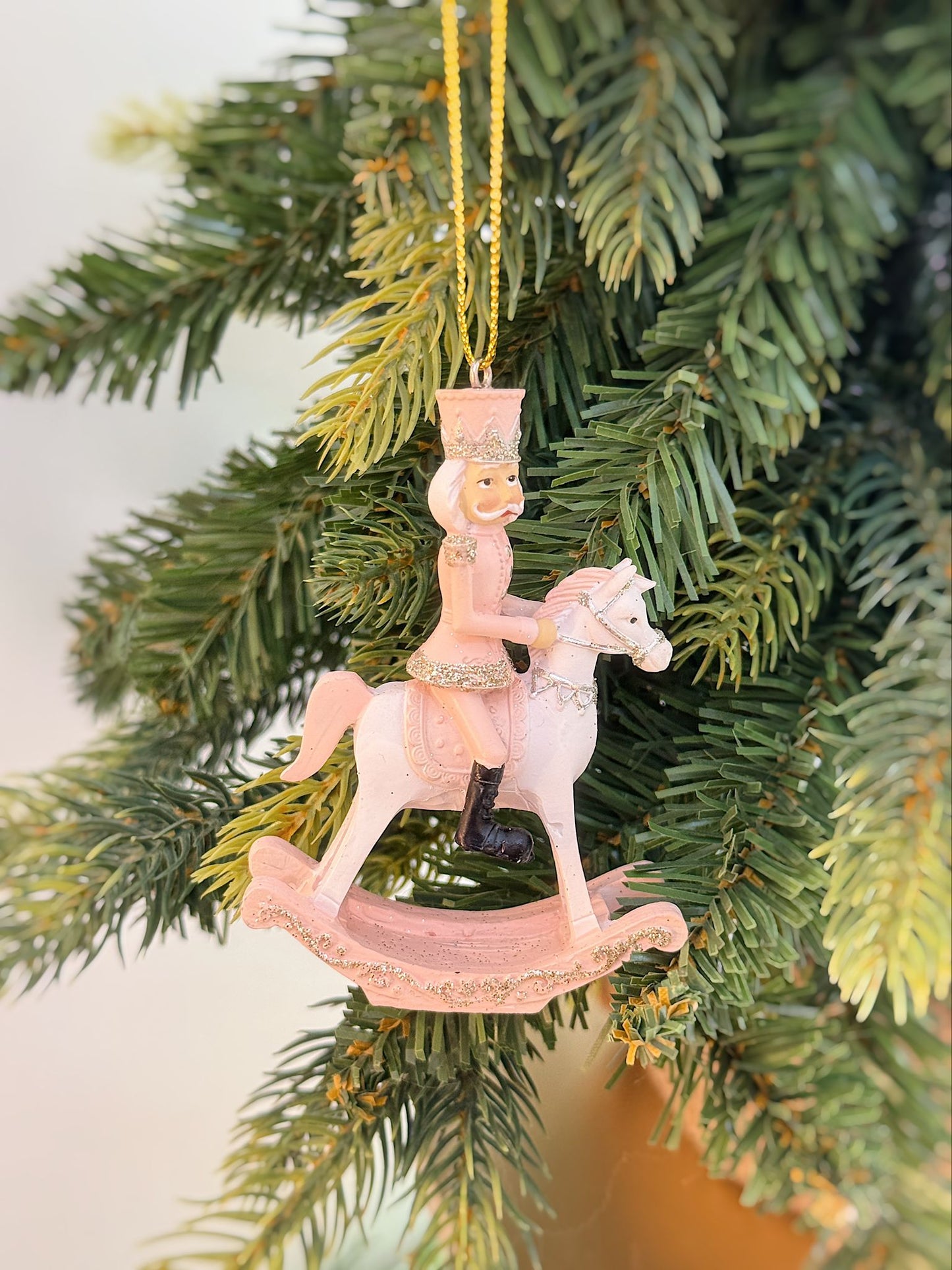 Pallina schiaccianoci su cavallo a dondolo