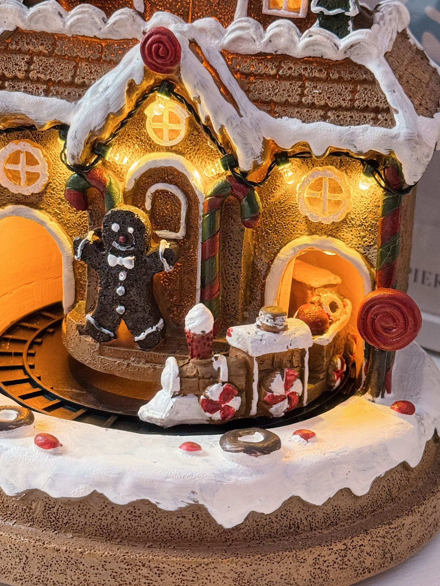 Stazione marzapane con luci, trenino elettrico e musica