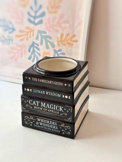 Vaso libri impilati magici del gatto nero