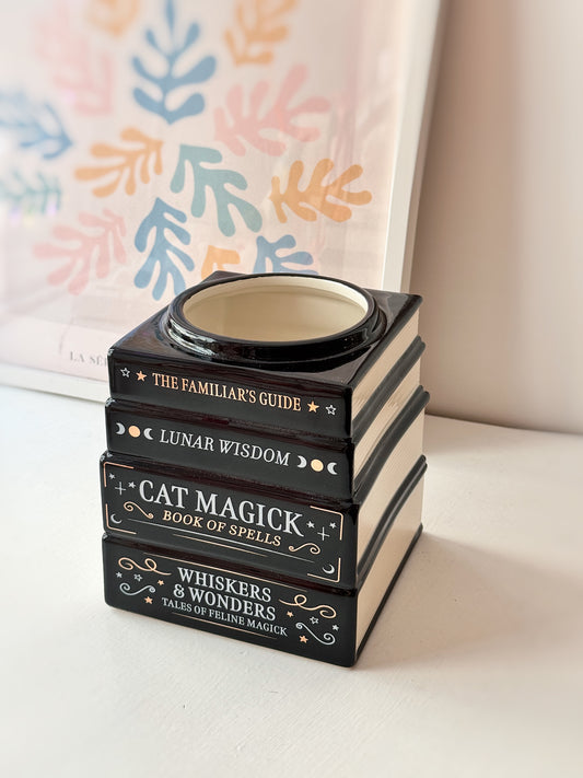 Vaso libri impilati magici del gatto nero