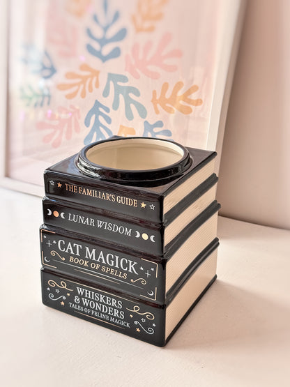 Vaso libri impilati magici del gatto nero