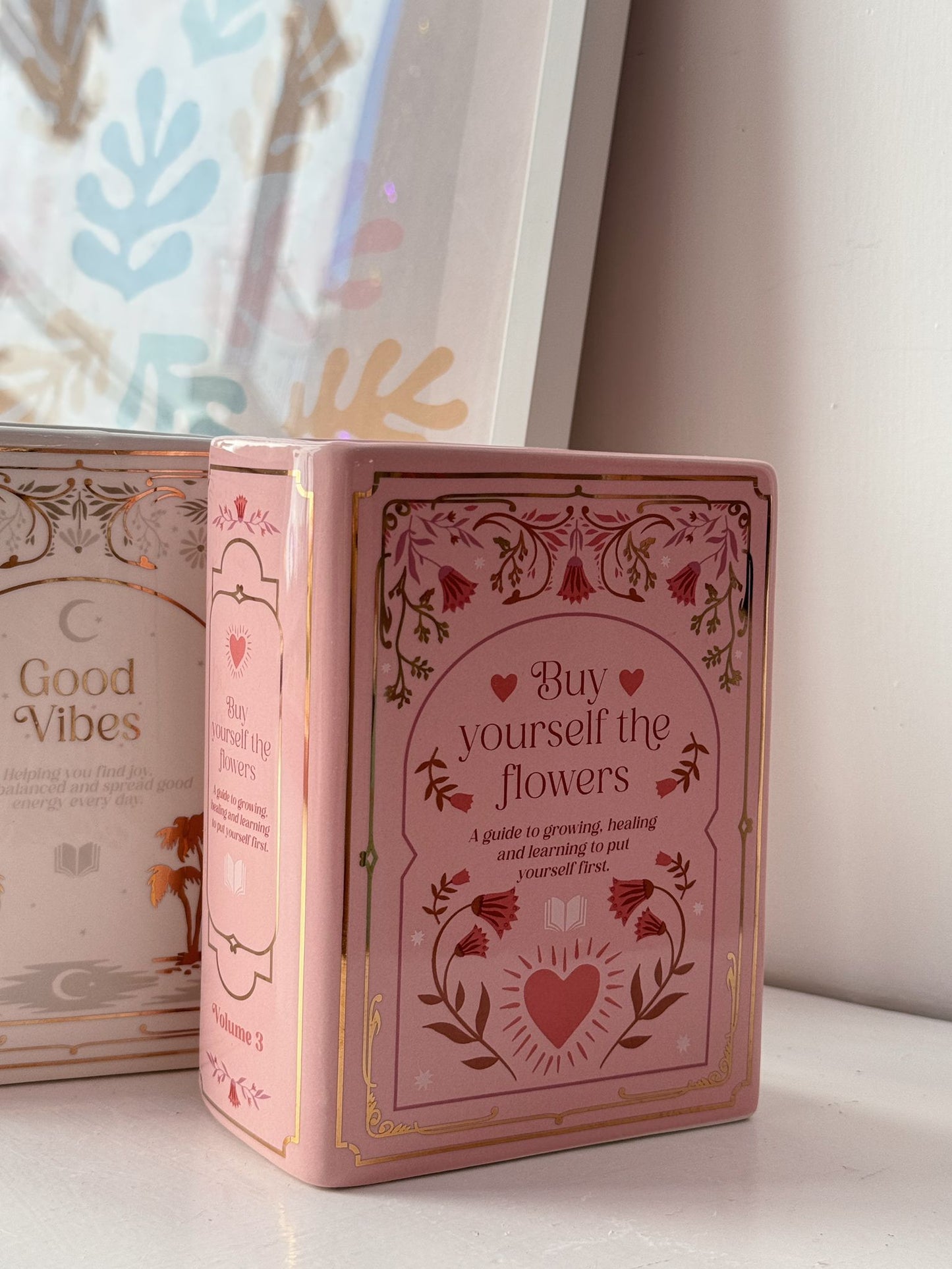 Vaso a forma di libro rosa