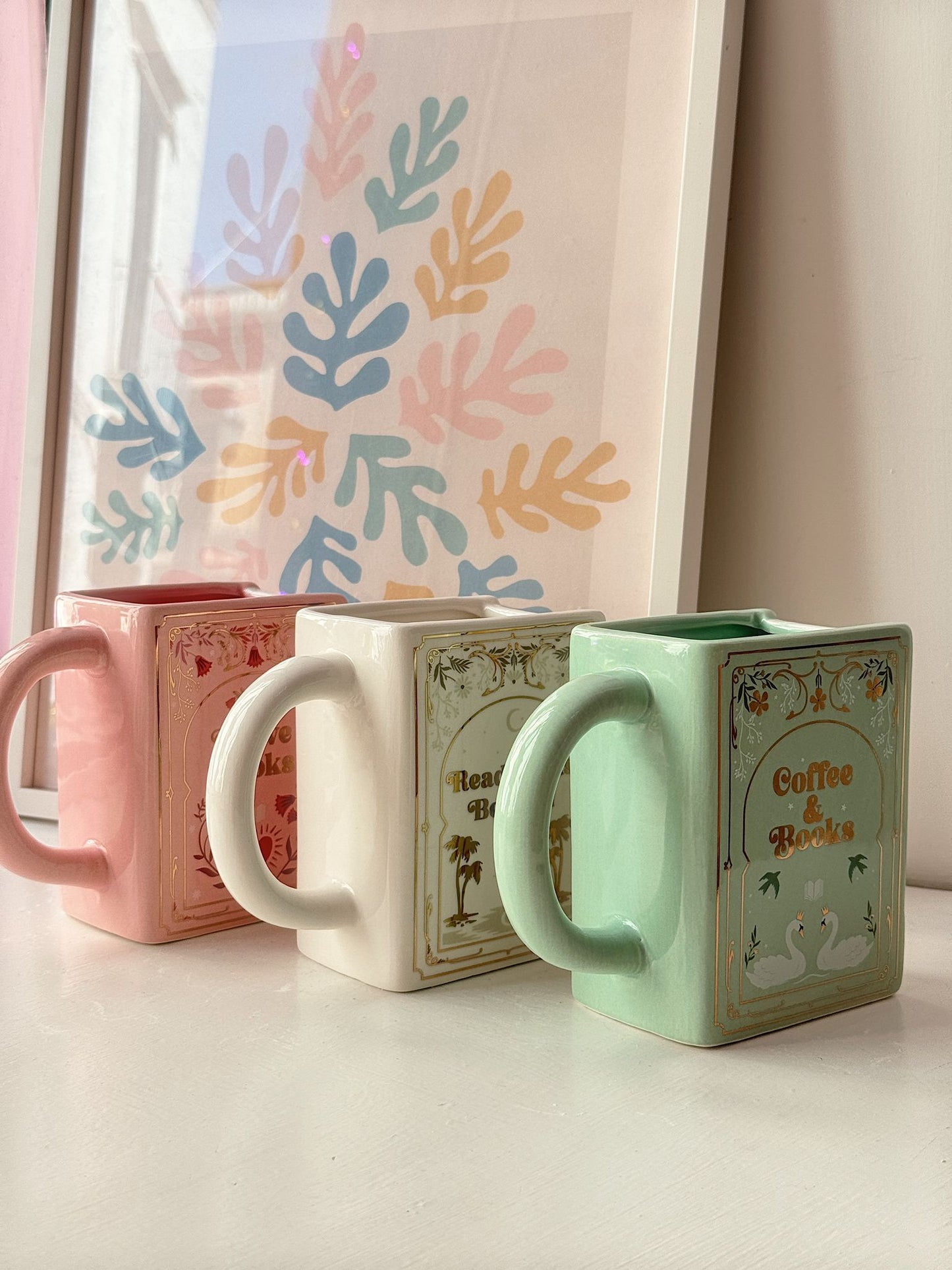 Tazza bianca a forma di libro “Read books. Be kind”