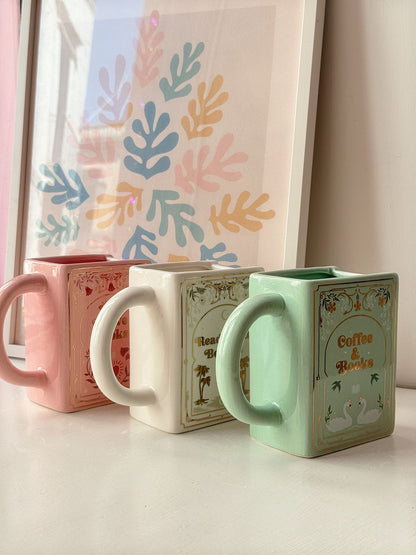 Tazza bianca a forma di libro “Read books. Be kind”