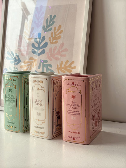Vaso a forma di libro rosa