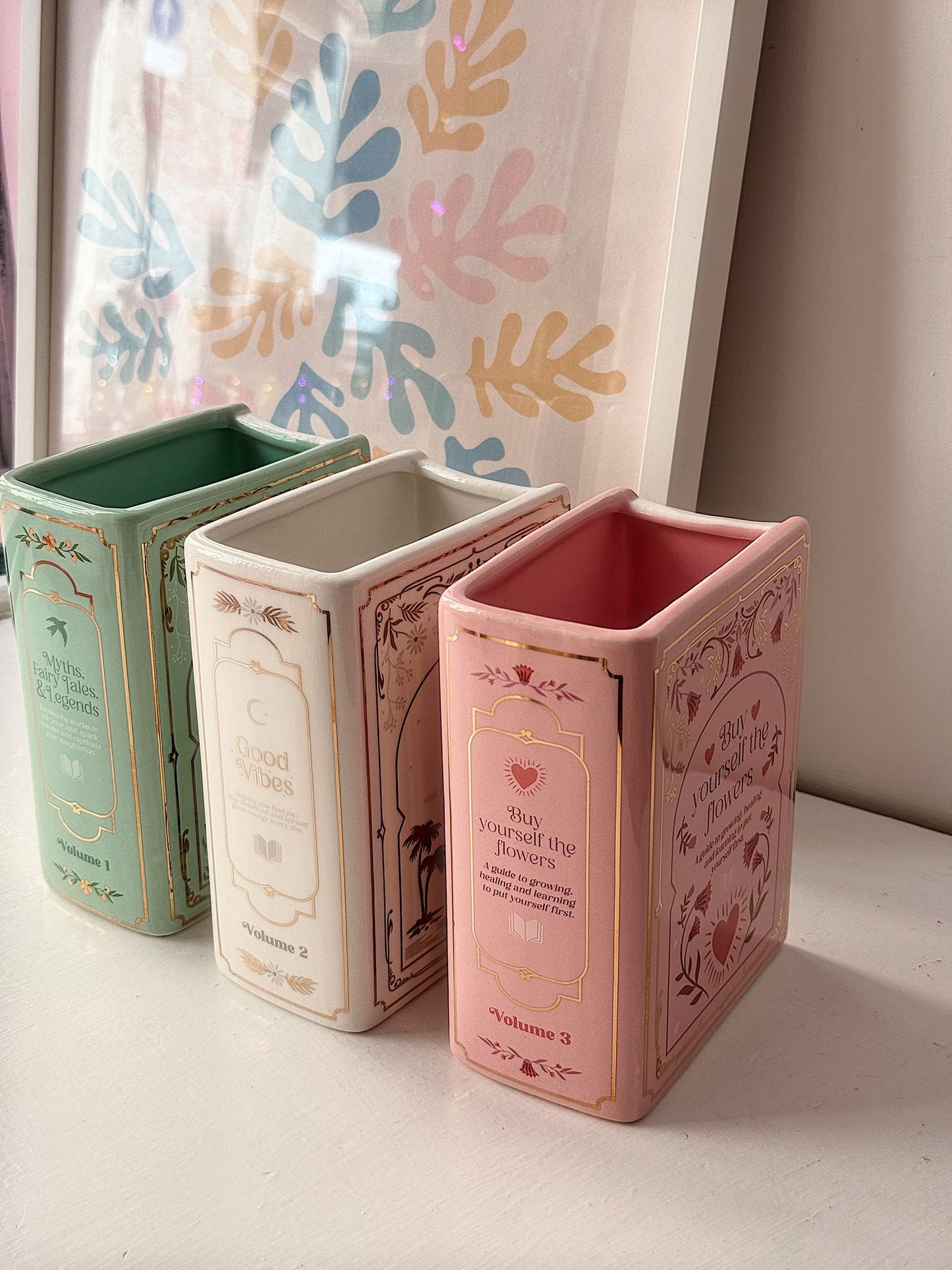 Vaso a forma di libro rosa