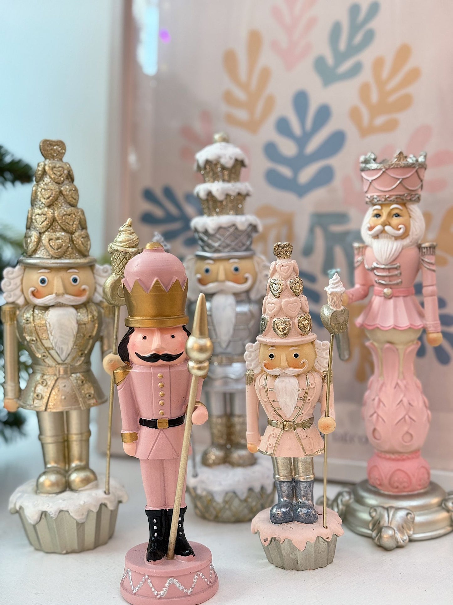 Schiaccianoci rosa su cupcake 16 cm