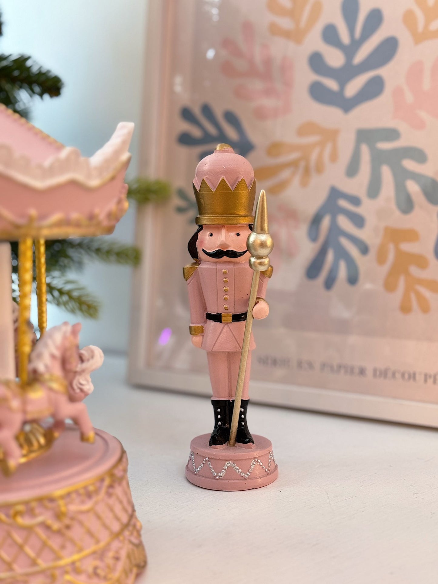 Schiaccianoci rosa con baffi neri 17 cm