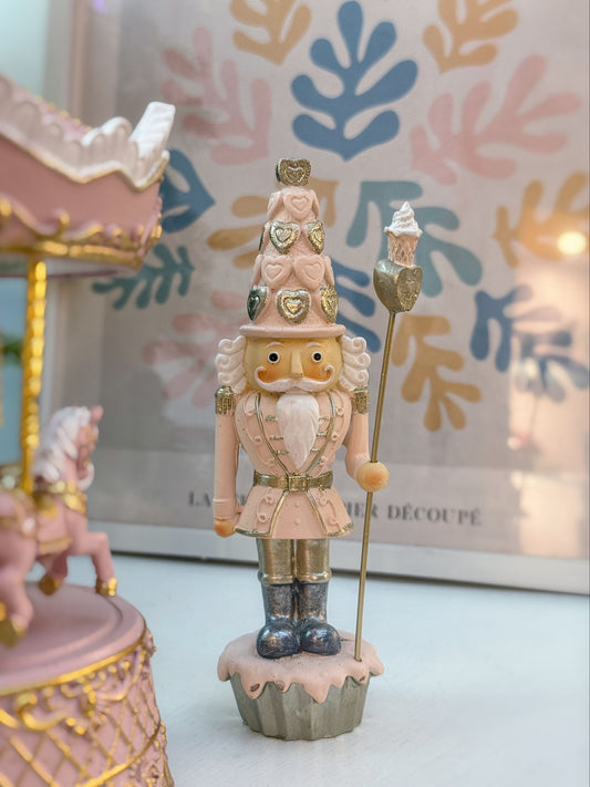 Schiaccianoci rosa su cupcake 16 cm