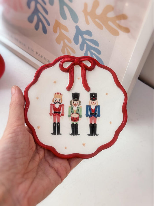 Piattino con schiaccianoci e fiocchi