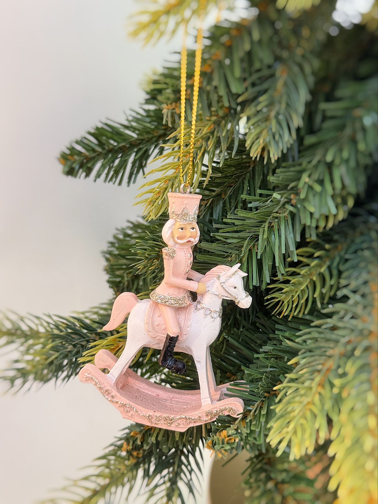 Pallina schiaccianoci su cavallo a dondolo