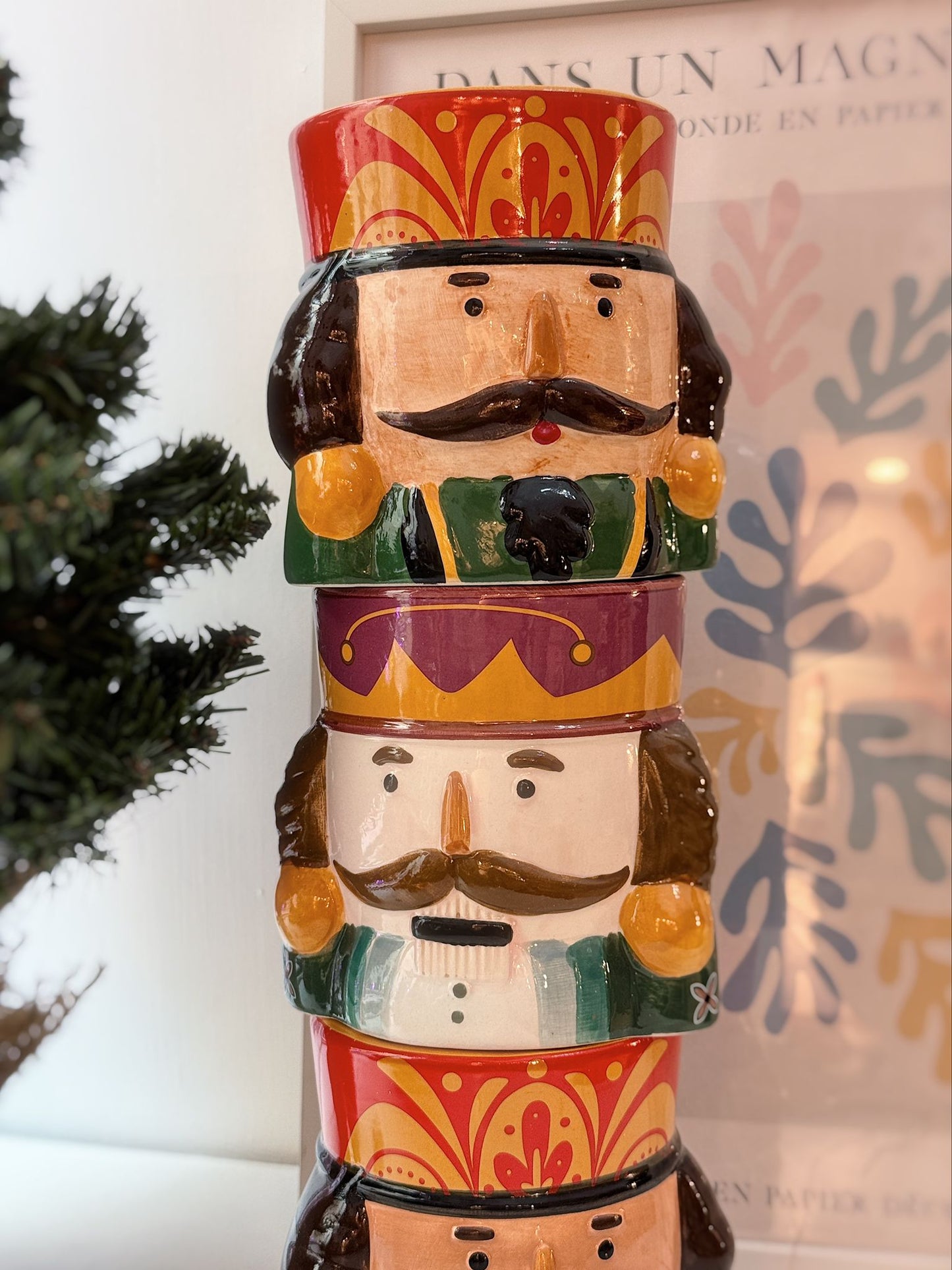 Vaso schiaccianoci con divisa