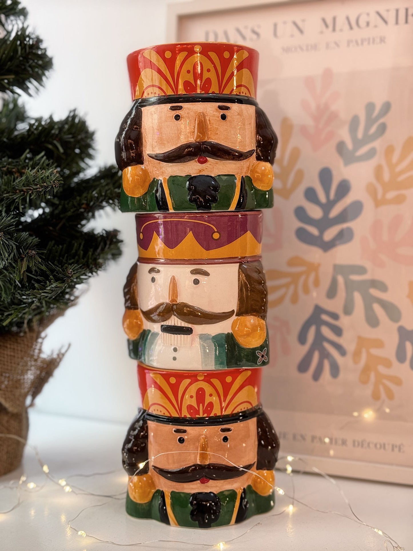 Vaso schiaccianoci con divisa